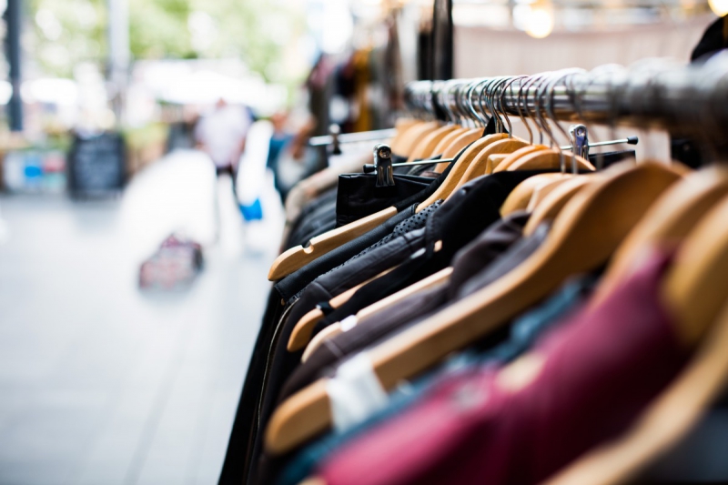 vitrine-LA PENNE-min_blur_close_up_focus_hanger_jacket_market_people_rack-1176303
