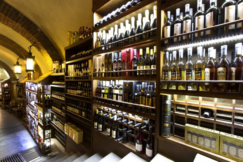 vitrine-LA PENNE-min_world_street_travel_shop_canon_georgia_wine_bottles-429767